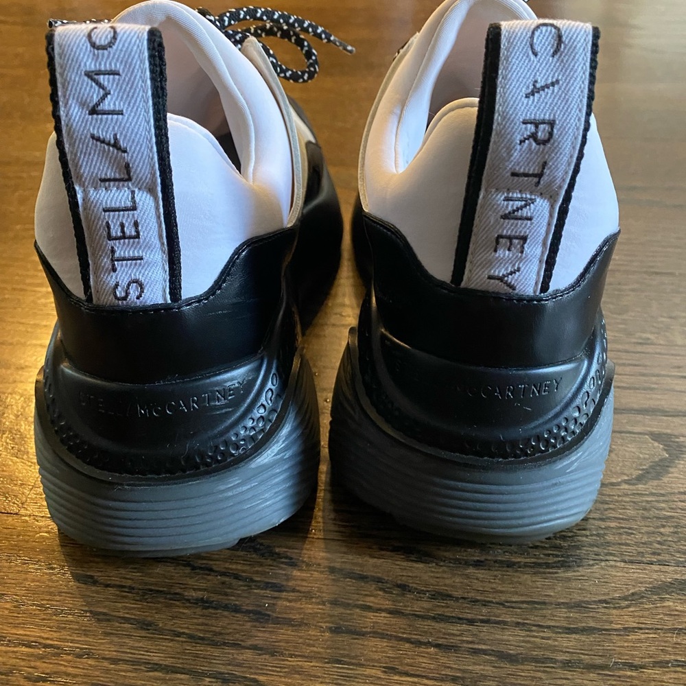 Beautiful 100% authentic sneakers. Excellent like new condition. - Picture 4 of 5